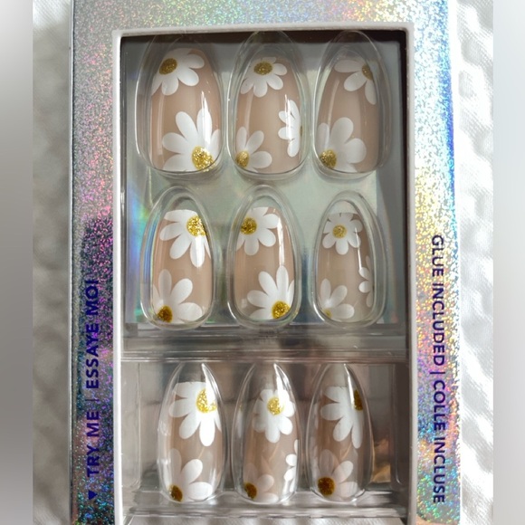 Claire’s White Daisy Coffin Vegan Press-On Nail Set - 24 Pack - Picture 4 of 4